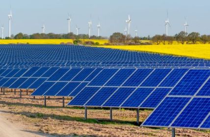 Preise in Ausschreibungen für Solarparks und gewerbliche Solardächer sind zu niedrig, angesichts der steigenden Kosten für Kapital, Arbeit und Komponenten (Foto: AdobeStock - lumen-digital 43402442)
